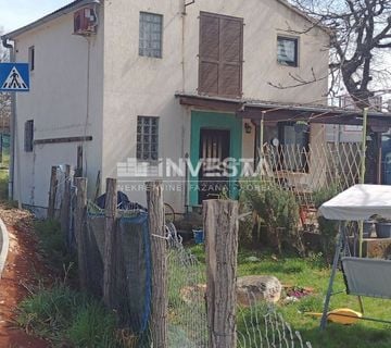 Poreč, Kuća u poslovnoj zoni za adaptaciju, 140 m2 ,1077 m2 okućnice - cover