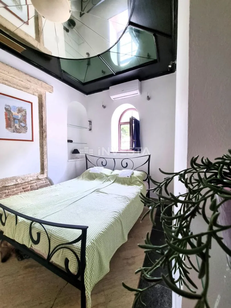 Pula, strogi centar, kuća s 3 stana + poslovni prostor, pogled more - cover