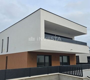 Medulin, moderna vila 150 metara od mora - cover