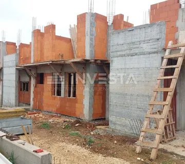 Poreč. dvosobni stan novogradnja sa manjim vrtom - cover