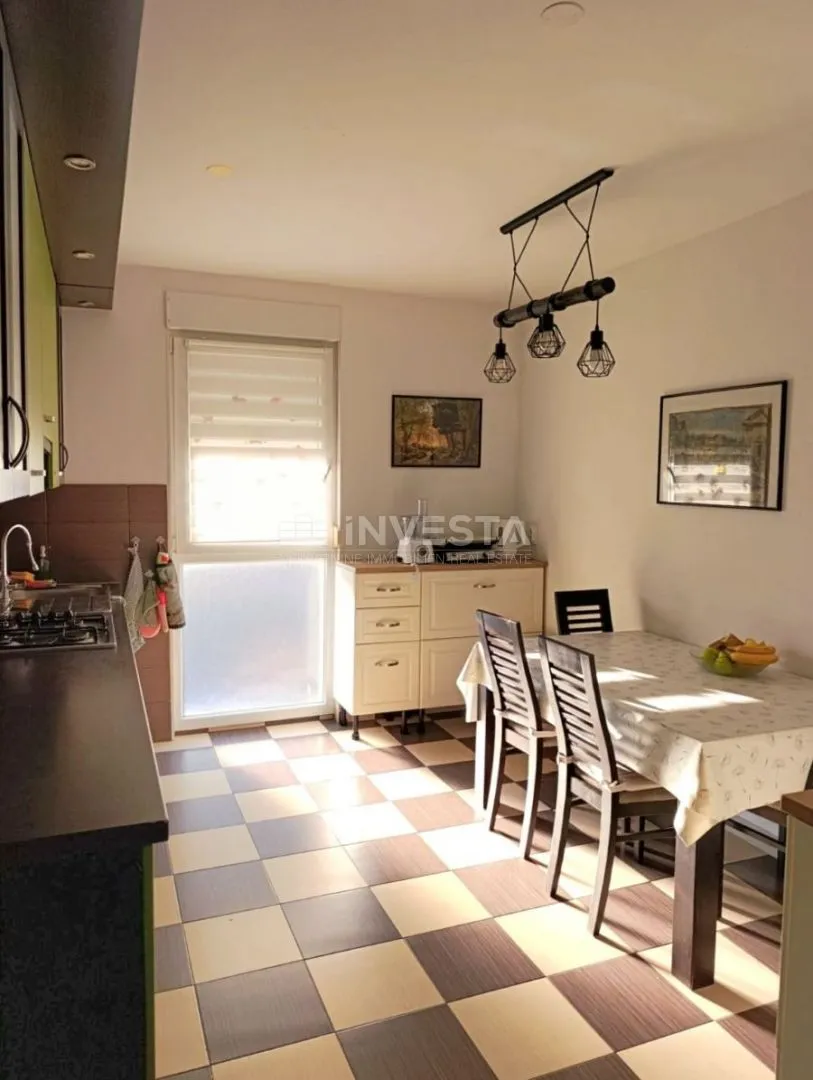 Pula, Vidikovac, uređen stan na 3. katu s liftom, 2SS i balkon - cover