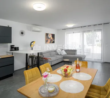 Luksuzni stan u prizemlju  - cover