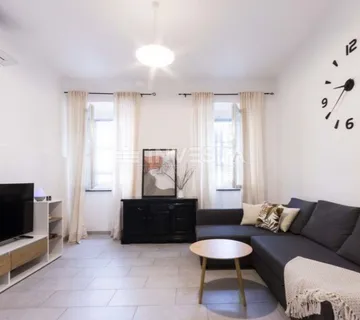 Adaptiran stan sa odvojenom spavaćom sobom u centru grada - cover