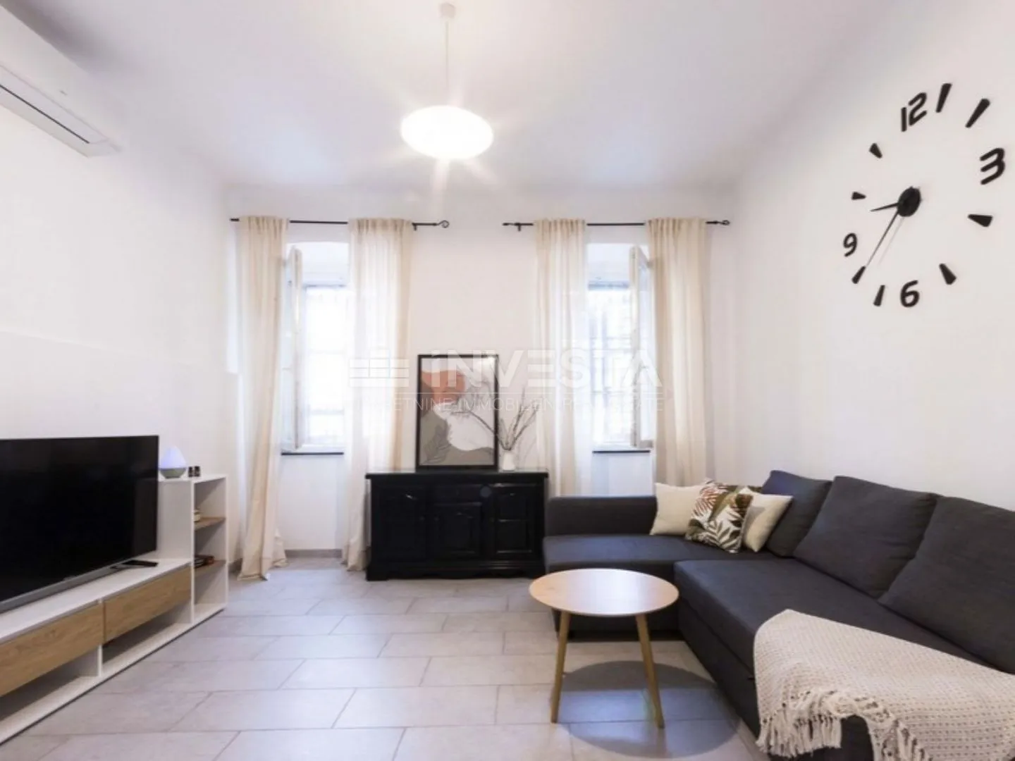 Adaptiran stan sa odvojenom spavaćom sobom u centru grada - cover