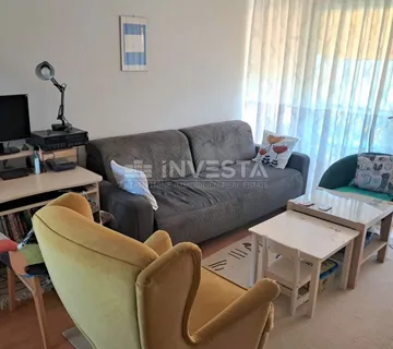 Pula, stan s 2 spavaće sobe, lođom, balkonom i šupom, blizu centra - cover