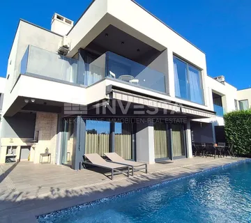 Moderna vila blizu mora - cover