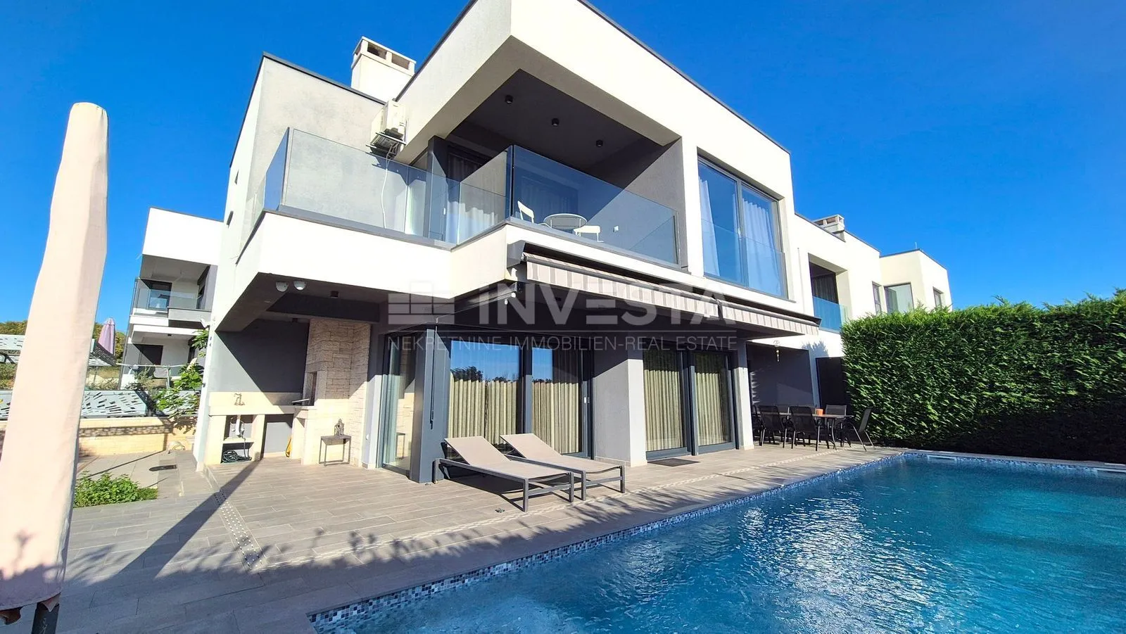 Moderna vila blizu mora - cover