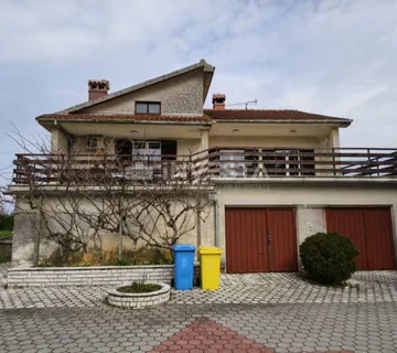 Obiteljska kuća sa prostranom okućnicom - cover