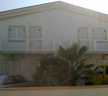 Vir, kuća s 4 apartmana(312m2), 250m od mora, južna strana!!! - cover