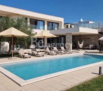 Istra, Novigrad - Luksuzna vila s bazenom 250 m2 (prodaja)