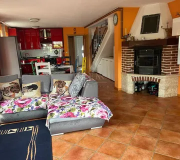 Lijepa dvojna kuća 3 km od mora (prodaja) - cover