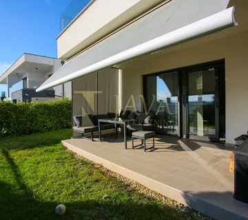 KOSTRENA, luksuzni 3s+db, okućnica, parking - cover