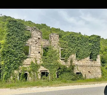 Buzet, ruševina sa velikim potencijalom na zemljištu od 5.300m2 - cover