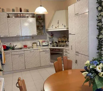 Donji Zamet, dom i prilika u jednom – dva stana s dvorištem i parkingom! - cover