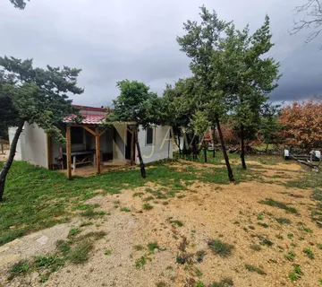 Marčana/Peruški, poljoprivredno zemljište 350 m2 s montažnom kućicom - cover