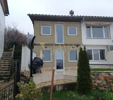 Kraljevica –2S+DB, adaptiran kat kuće + 250 m² okućnice - cover