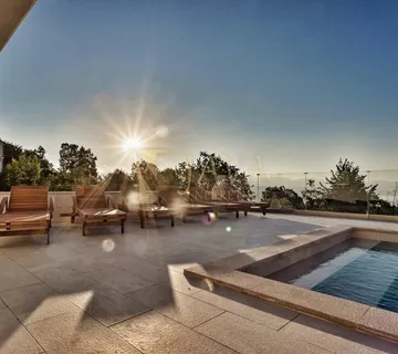 BREGI Luksuzna vila 300 m² s bazenom i panoramskim pogledom - cover