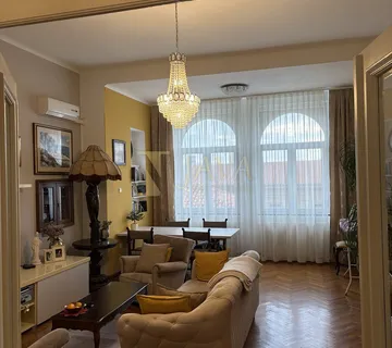 Pećine,prekrasan stan u povijesnoj vili s 2 garaže, korak od mora - cover