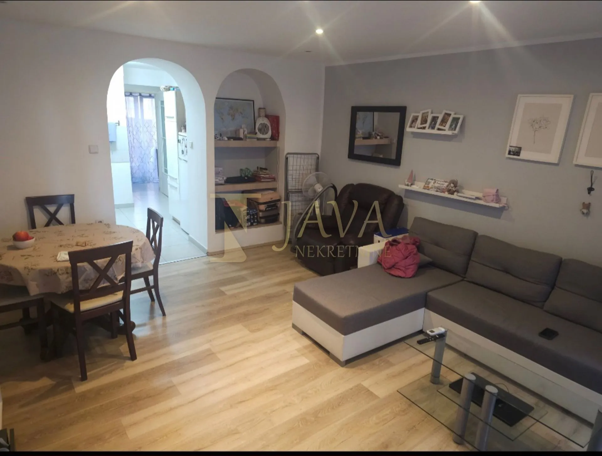 Banderovo – Uređen 1S+DB stan, 50 m², odlična lokacija - cover