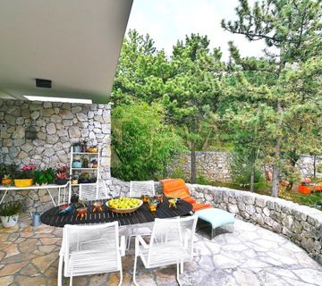 KOSTRENA, VILA S 1200 M2 OKUĆNICE - cover