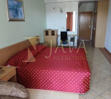 N. Vinodolski, studio apartman s loggiom, 100 m od plaže - cover