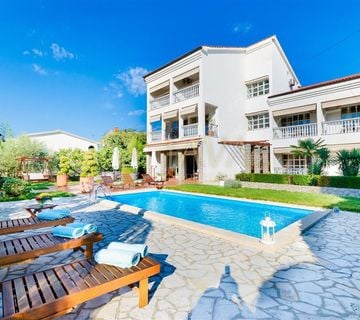 Malinska, Izuzetna vila s 9 apartmana,pp i bazenom,350m od mora  - cover