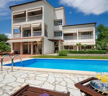 Malinska,Izuzetna vila s 9 apartmana, PP i bazenom, 350m od mora - cover