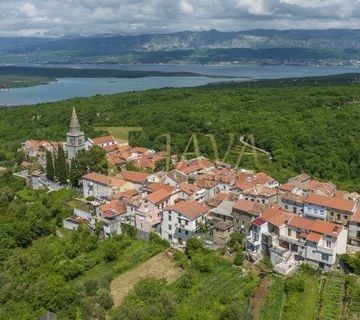 OTOK KRK, SOLINE, GRAĐEVINSKO ZEMLJIŠTE 1022 M2, 2 KM OD MORA - cover