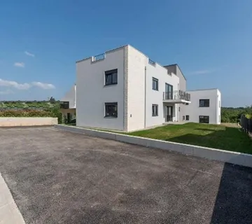 POREČ-STAN NA PRODAJI SA KROVNOM TERSOM (prodaja) - cover