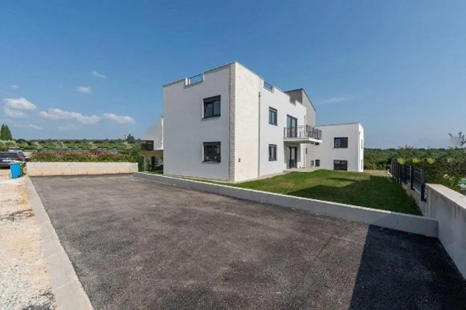 POREČ-STAN NA PRODAJI SA KROVNOM TERSOM (prodaja) - cover