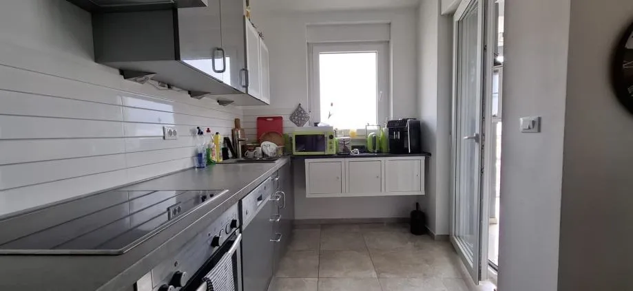 FUNTANA -MODERAN STAN SA VRTOM NA PRODAJI BLIZU MORA (prodaja) - cover