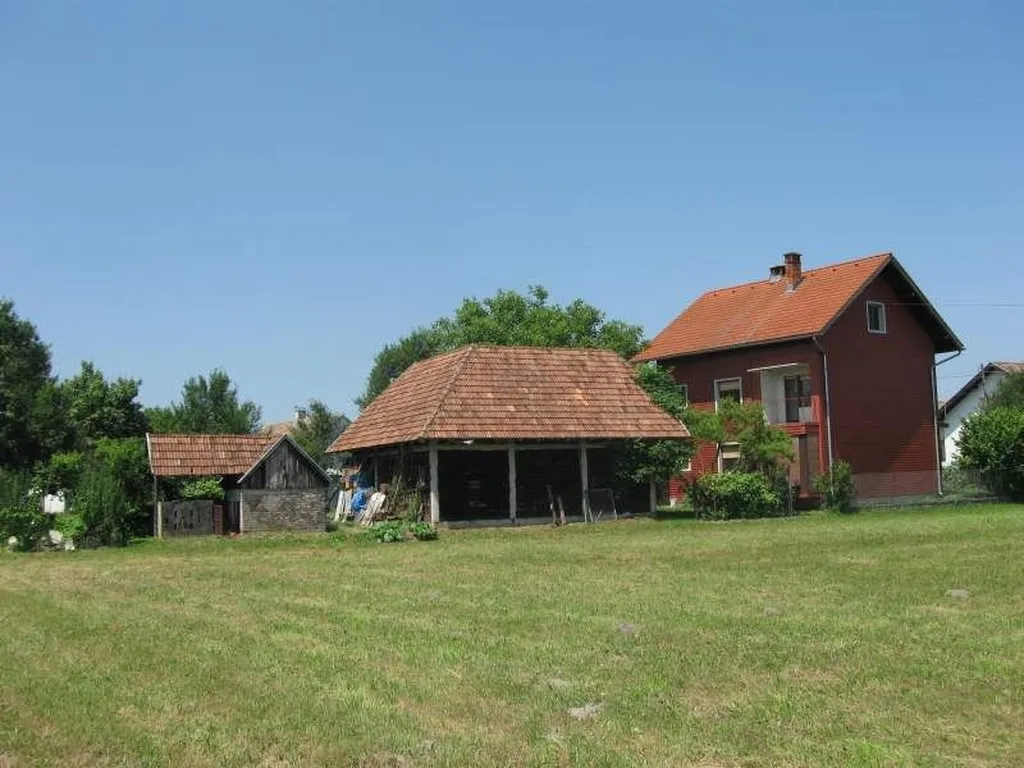 Lekenik,kuća katnica 200m2 sa dva stana,pomoćna zgrada 50 m2 - cover