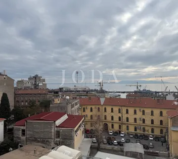 Dvosobni stan 62 m² – Stari grad Rijeka, balkon i pogled, par minuta od Korza