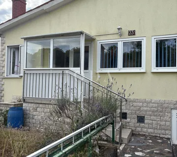 Labin, prostrana kuća nadomak centra grada
