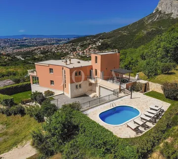 Predivna vila u Solinu sa dva bazena - Klis