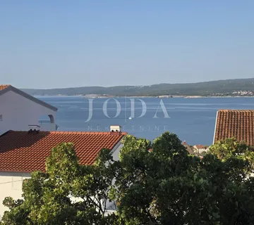 CRIKVENICA, stan sa garažom i okućnicom
