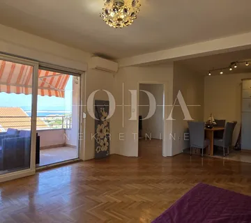 Crikvenica – prostran 3S+DB stan, mirna lokacija, 550 m od mora, parking