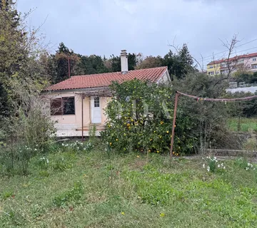 Kantrida - Šarmantna prizemnica s velikom okućnicom - Rijeka