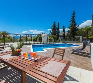Dramalj, novouređena kuća s pet apartmana i bazenom - Dramalj, Crikvenica
