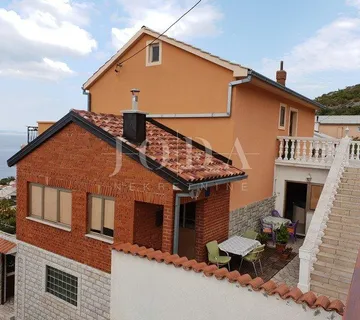 Senj, kuća sa tri stana! - cover