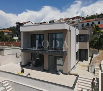 Crikvenica samostojeća kuća s bazenom i pogledom na more