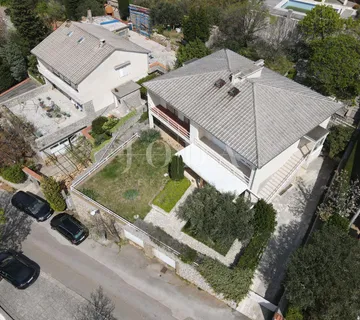 Kuća sa dva stana i garažom 200m od mora - cover