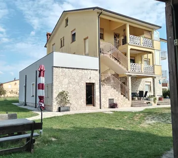 Labin, okolica, kuća s dva stana i poslovnim prostorom