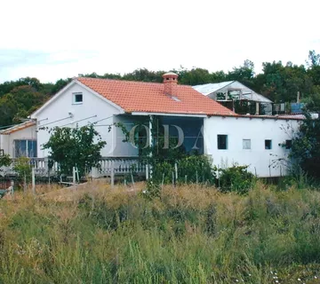 Kuća s prostranom okućnicom u mirnom okruženju, Krk - cover