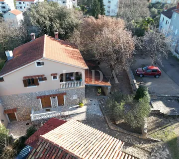 Malinska kuća: poslovni prostor i stan – vaša prilika za savršeni dom - Bogovići, Malinska-Dubašnica