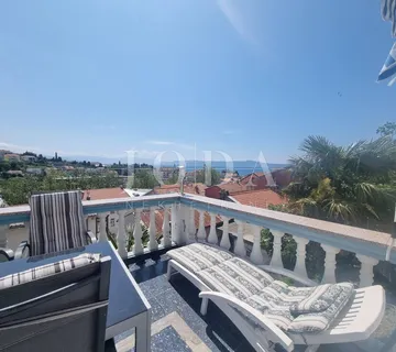 Crikvenica, dvije kuće sa osam apartmana