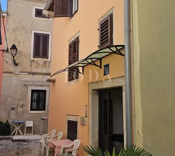 Kuća u nizu sa 4 apartmana i balkonom,VRSAR centar