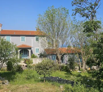 TOP LOKACIJA Kuća sa prekrasnim pogledom i prostranim zemljištem,Labin okolica