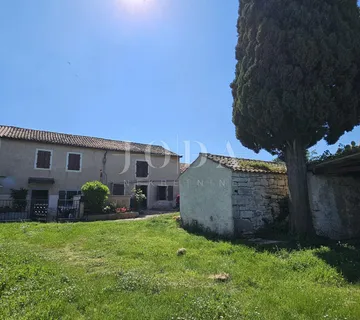 POPUST Dvojna kuća na zemljištu od 5.000m2,ROVINJ okolica