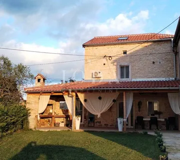 Lijepa kamena kuća sa bazenom,BARBAN okolica